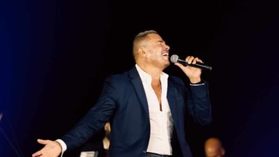 عمرو دياب يجمع بين الأغاني الكلاسيكية والجديدة في حفل الأهرامات