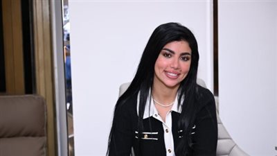 كارولين عزمي: من هي الفنانة الشابة التي أثرت الساحة الفنية؟