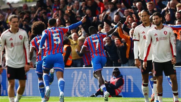 ما سبب توقف مباراة ليفربول وكريستال بالاس في الدوري الإنجليزي؟ - عرب تايم
