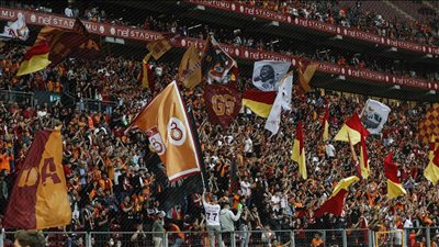 بشماريخ وألعاب نارية.. جماهير جالاتا سراي تزعج لاعبي ليفربول وتمنعهم من الراحة والنوم (فيديو)