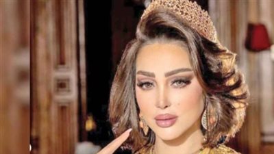 بسمة بوسيل بإطلالة غامضة تجمع بين الأناقة والجرأة في باريس