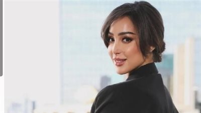 بسمة بوسيل: حضور لافت وأناقة عابرة للحدود في أسبوع الموضة بباريس