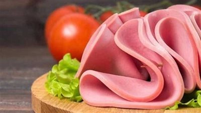 اللانشون والنقانق.. أطعمة سريعة تخفي وراءها خطرًا صحيًا صادمًا