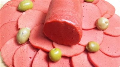 من السرطان إلى أمراض القلب.. ماذا تفعل النقانق بجسمك؟