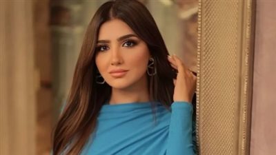 إطلالة مي عمر الجريئة تجمع بين الكلاسيكية والموضة العصرية في باريس