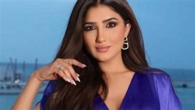 مي عمر تتألق في أسبوع الموضة باريس بفستان قصير وإكسسوارات مبتكرة