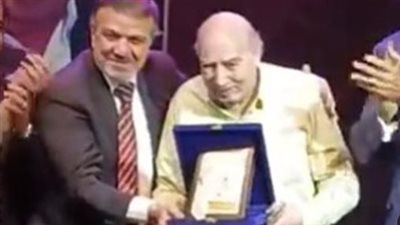 دموع وضحكات على خشبة المسرح.. عبد الله مشرف بين المكرّمين في مهرجان نقابة المهن التمثيلية