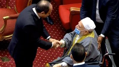 مشاهد إنسانية بين السيسي وأحمد عمر هاشم.. احترام القيادة لرموز الدين والعلم