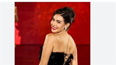 ياسمين صبري تخطف الأنظار في باريس وإشادة من مي عز الدين