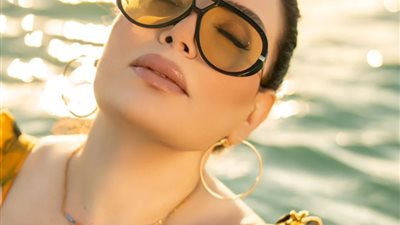 إطلالة أنثوية مبهجة لعبير صبري على شاطئ الغردقة