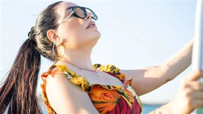 عبير صبري تنهي فصل الصيف بألوان صيفية زاهية