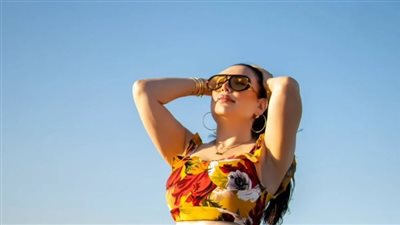 جمال الألوان الصيفية في جلسة تصوير عبير صبري بالغردقة