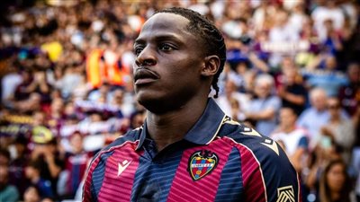 لـ خلافة ليفاندوفيسكي.. برشلونة يراقب مهاجم كاميروني شاب