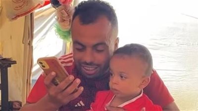 وعده باستقباله في مصر.. أفشة يُلبي رغبة طفل فلسطيني طلب قميصه