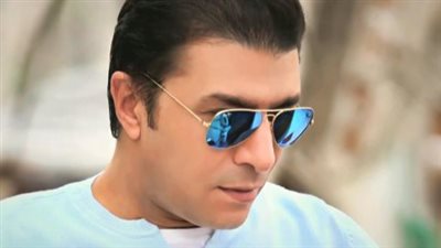 مصطفى كامل.. بداية المشوار الفني: من التأليف إلى الغناء