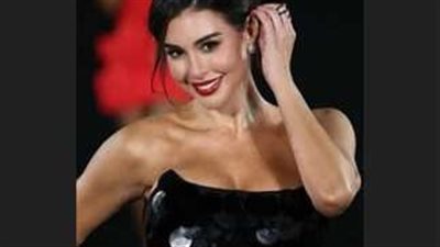 استعراض الأناقة والجاذبية: ياسمين صبري تسرق الأضواء في باريس