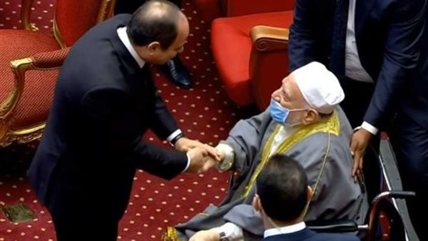 مشاهد إنسانية بين السيسي وأحمد عمر هاشم.. احترام القيادة لرموز الدين والعلم