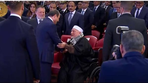 السيسي يجسد الوفاء في وداع العالم الجليل أحمد عمر هاشم.. لحظات إنسانية خالدة السيسي يجسد الوفاء في وداع العالم الجليل أحمد عمر هاشم.. لحظات إنسانية خالدة