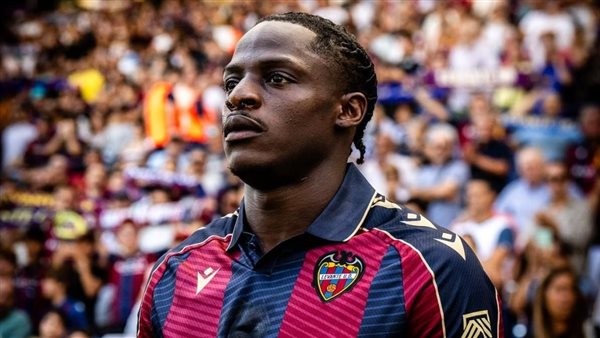 لـ خلافة ليفاندوفيسكي.. برشلونة يراقب مهاجم كاميروني شاب