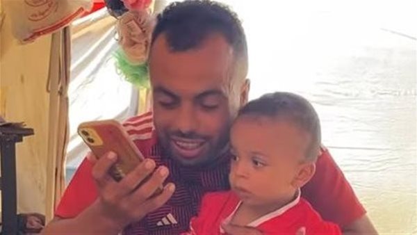 وعده باستقباله في مصر.. أفشة يُلبي رغبة طفل فلسطيني طلب قميصه وعده باستقباله في مصر.. أفشة يُلبي رغبة طفل فلسطيني طلب قميصه