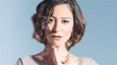  منة شلبي.. النشأة والبدايات: الفن يسري في الدم