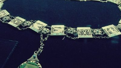 كل ما تحتاج معرفته عن قلادة النيل: الأسعار، الأنواع، وأفضل طرق العناية