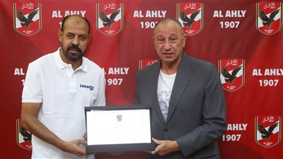 الأهلي يكرم عماد النحاس بعد رحيله وتوليه قيادة الزوراء العراقي (صور)