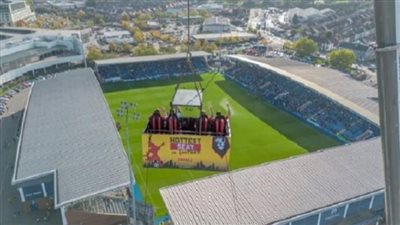 لأجل الكحول.. تجربة مشاهدة مباراة من السماء لعشاق كرة القدم