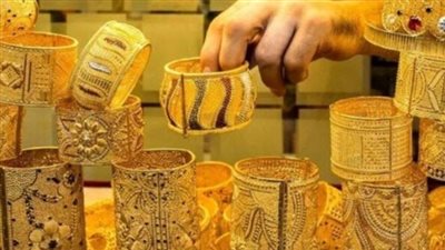 سعر الذهب عالميًا مقابل محليًا: ارتفاع قياسي للأونصة الأمريكية