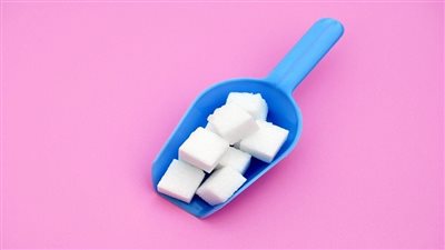 كمية السكر التي يجب تناولها يوميًا.. اعرف الإرشادات الغذائية