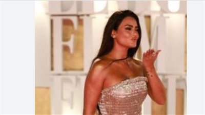 أسماء جلال تتألق بفستان فضي فاخر في مهرجان الجونة السينمائي