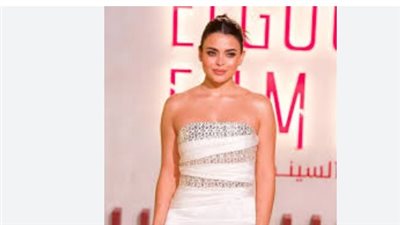 أسماء جلال تتألق بفستان فضي في افتتاح مهرجان الجونة 2025