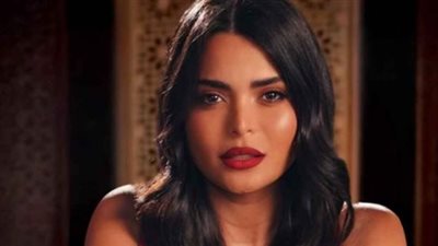 إطلالة أنثوية راقية لأسماء جلال تثير إعجاب جمهور الجونة