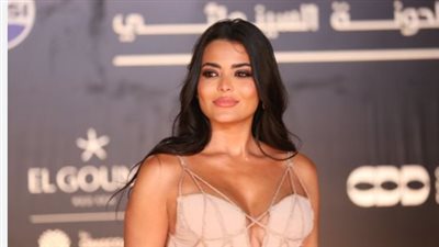 إطلالة ساحرة لأسماء جلال على السجادة الحمراء في الجونة