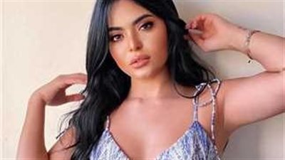 فستان أسماء جلال الفضي يخطف الأنظار في مهرجان الجونة السينمائي