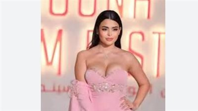 الجمال والرقي يجتمعان: أسماء جلال تتألق في افتتاح الجونة