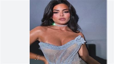 أسماء جلال تسرق الأضواء بفستان مرمر حليم الفضي