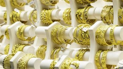 الذهب يتراجع عالميًا ومحليًا.. توقعات بصعود جديد خلال الأيام المقبلة