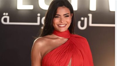 السجادة الحمراء تتزين بأسماء جلال وإطلالتها الفضية الجريئة