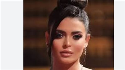 أسماء جلال تخطف الأضواء بفستان لامع في مهرجان الجونة