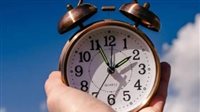 تأخير الساعة 60 دقيقة: مواعيد فتح وغلق المحلات والمطاعم بالتوقيت الشتوي 2026