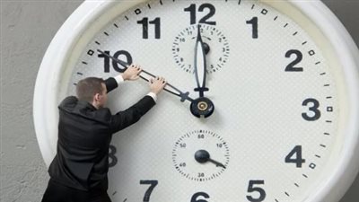 رسميًا: موعد تأخير الساعة وتفاصيل التوقيت الشتوي 2025.. تعرف على مواعيد عمل البنوك والبريد الجديدة