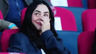 دعم نيكي نيكول للامين يامال من المدرجات