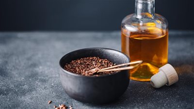 فوائد زيت بذور الكتان وآثاره الجانبية المحتملة