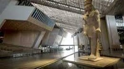 أصبح حقيقة: قف شامخًا بالزي الملكي الفرعوني أمام تمثال رمسيس الثاني في المتحف الكبير (GEM) افتراضيًا!