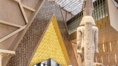 التحفة المعمارية تلتقي بالذكاء الاصطناعي: هكذا يمكنك أن ترى نفسك في قاعة المتحف الكبير المعاصرة