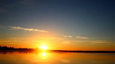 لماذا يختلف موعد الشروق من يوم لآخر ومن مكان لآخر؟