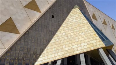 صور واقعية: دليلك الكامل لدمج صورتك مع بهو المتحف المصري الكبير