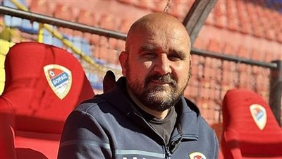 وفاة مفاجئة لمدرب بنوبة قلبية خلال مباراة فريقه في الدوري الصربي