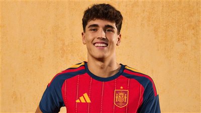 منتخب إسبانيا يكشف عن قميصه الجديد في كأس العالم (صور)